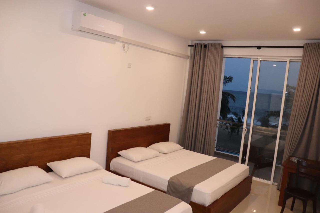 Marakolliya Beach Resort Tangalle Bagian luar foto