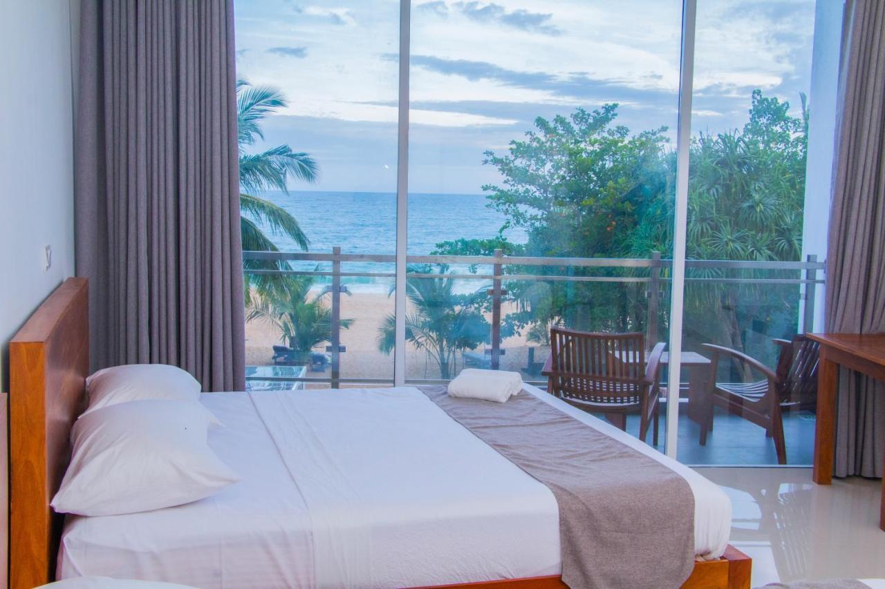 Marakolliya Beach Resort Tangalle Bagian luar foto