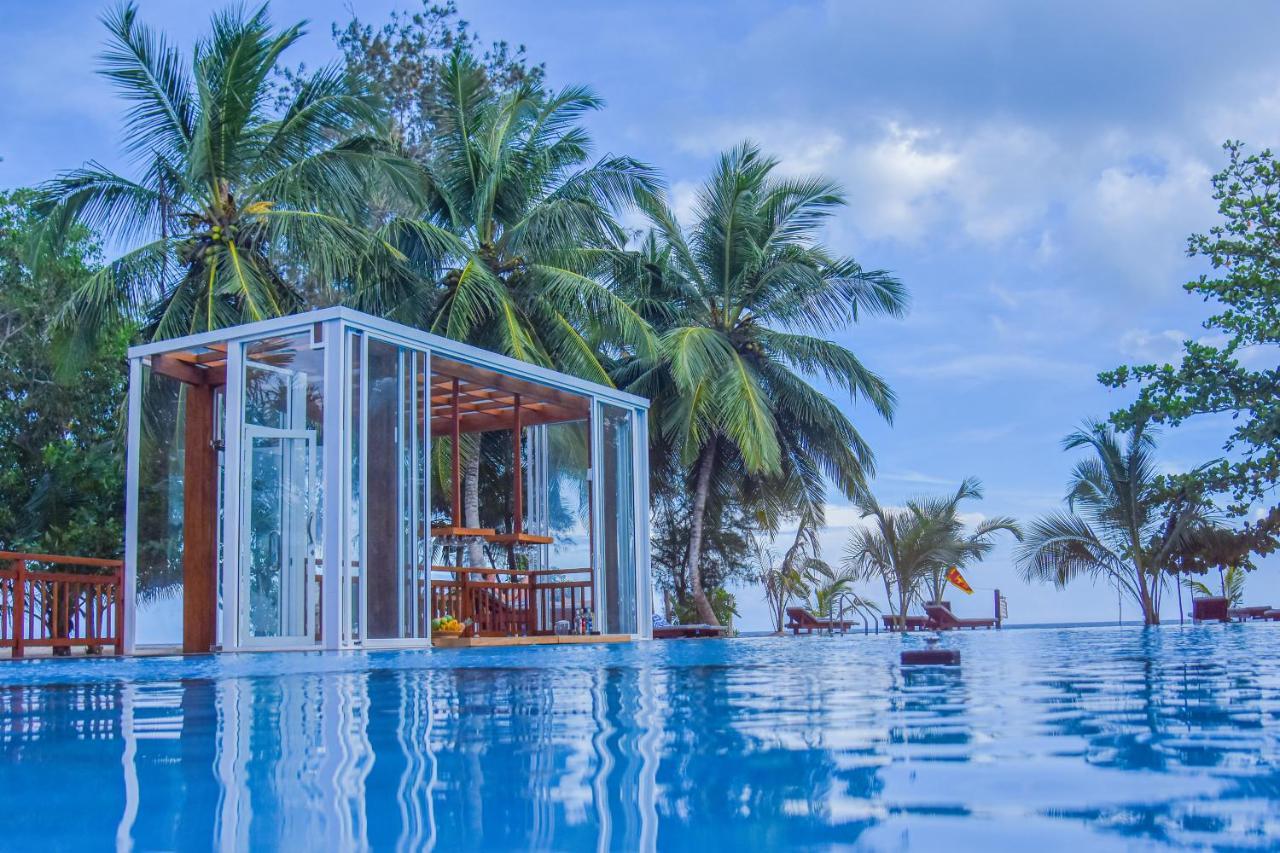 Marakolliya Beach Resort Tangalle Bagian luar foto