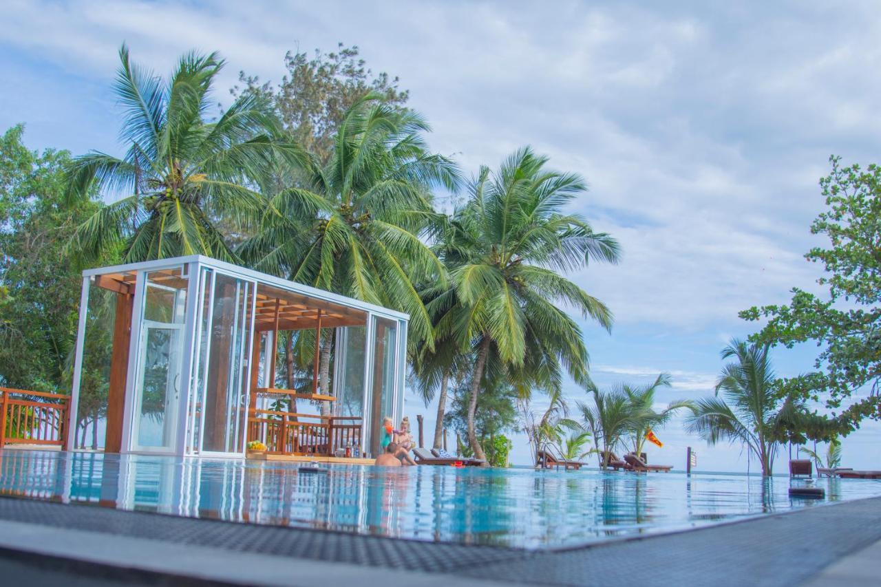 Marakolliya Beach Resort Tangalle Bagian luar foto