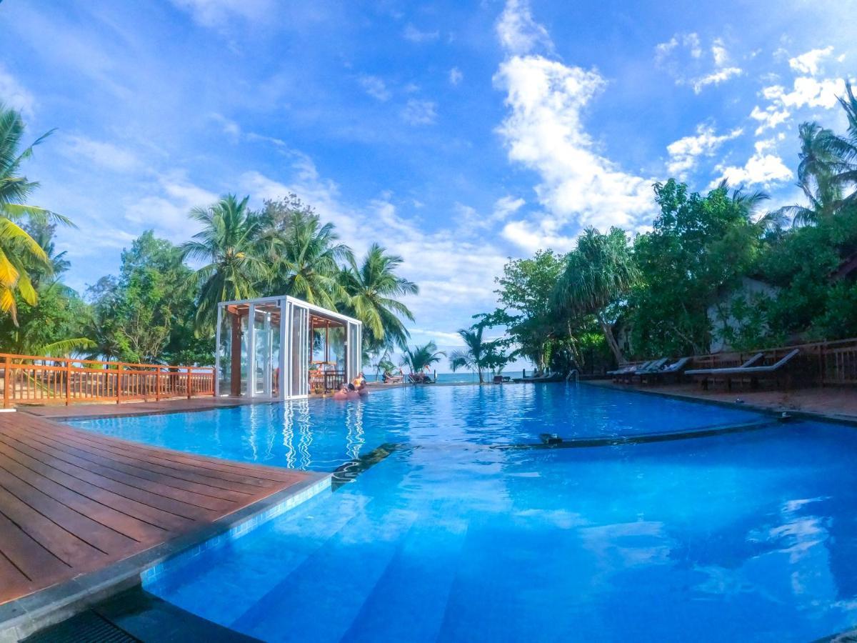 Marakolliya Beach Resort Tangalle Bagian luar foto