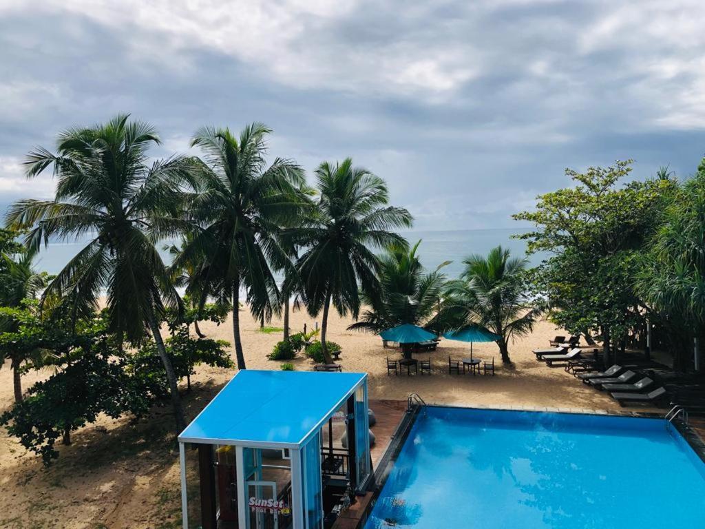 Marakolliya Beach Resort Tangalle Bagian luar foto